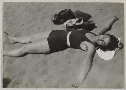 Eva_Besnyö: Fotocredits: Peter Weller, Berlin, 1931 (Collection Rijksmuseum Amsterdam) Fotocredits: Peter Weller, Berlin, 1931 (Collection Rijksmuseum Amsterdam)